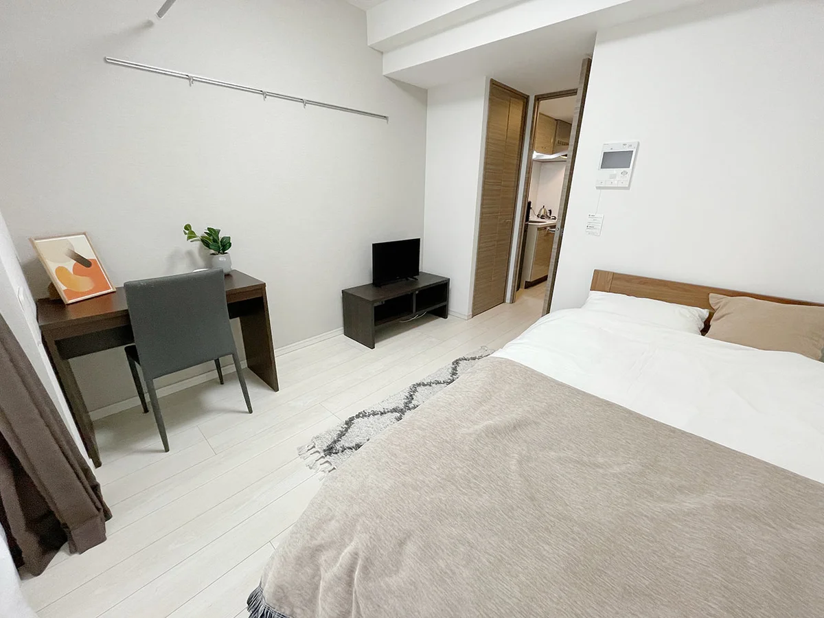 写真はお部屋のイメージです。ラグなどの室内装飾はございません。