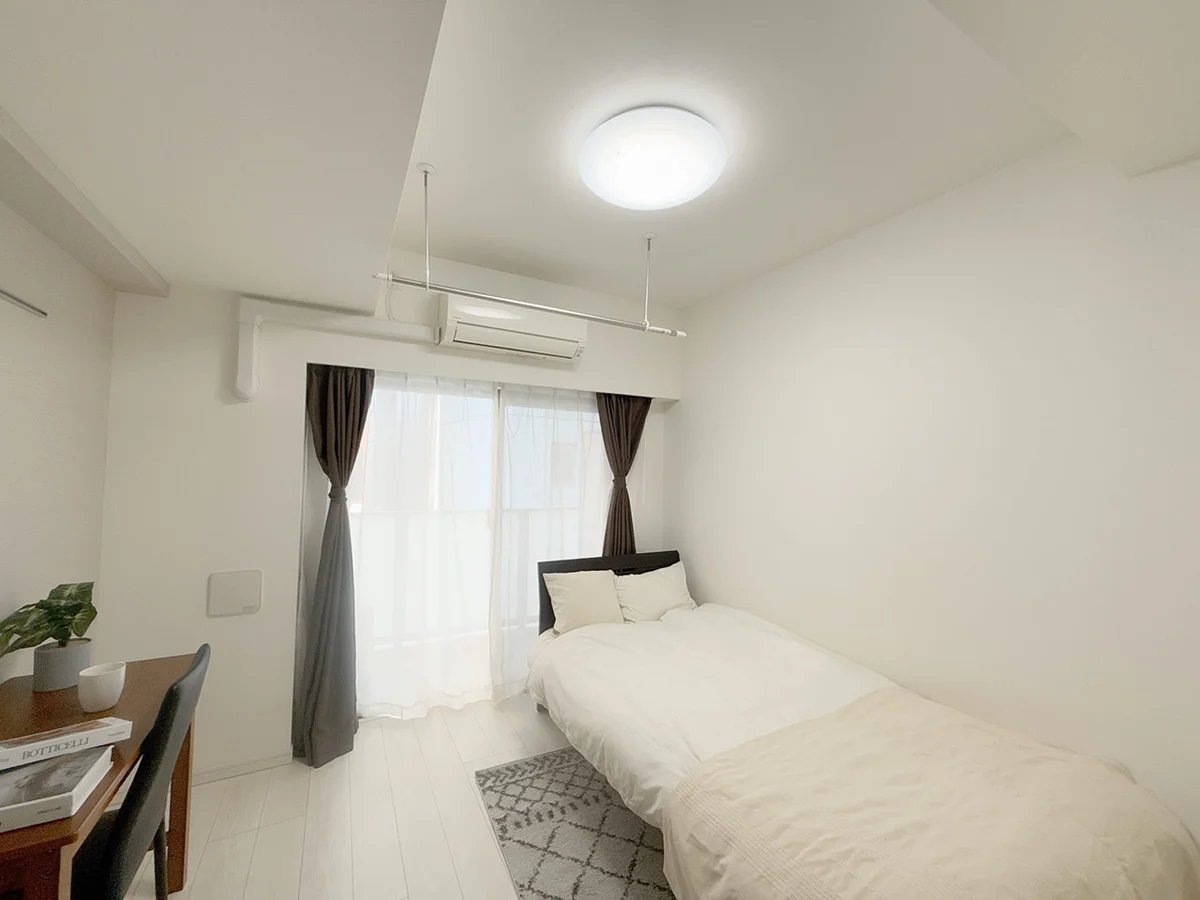 写真はお部屋のイメージです。ラグなどの室内装飾はございません。