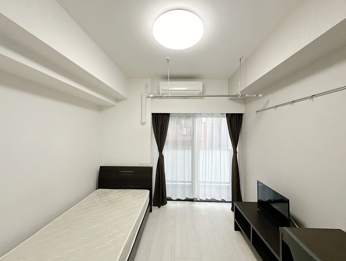 写真はお部屋のイメージです。ラグなどの室内装飾はございません。