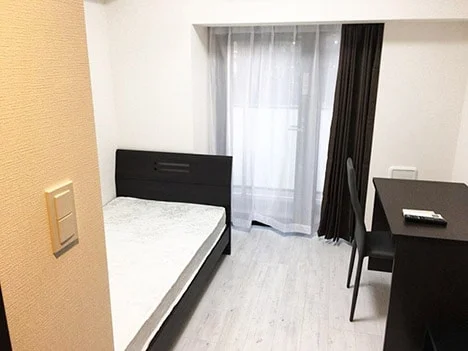 写真はお部屋のイメージです。ラグなどの室内装飾はございません。