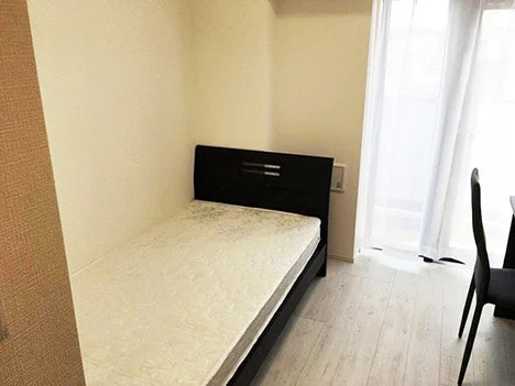 写真はお部屋のイメージです。ラグなどの室内装飾はございません。
