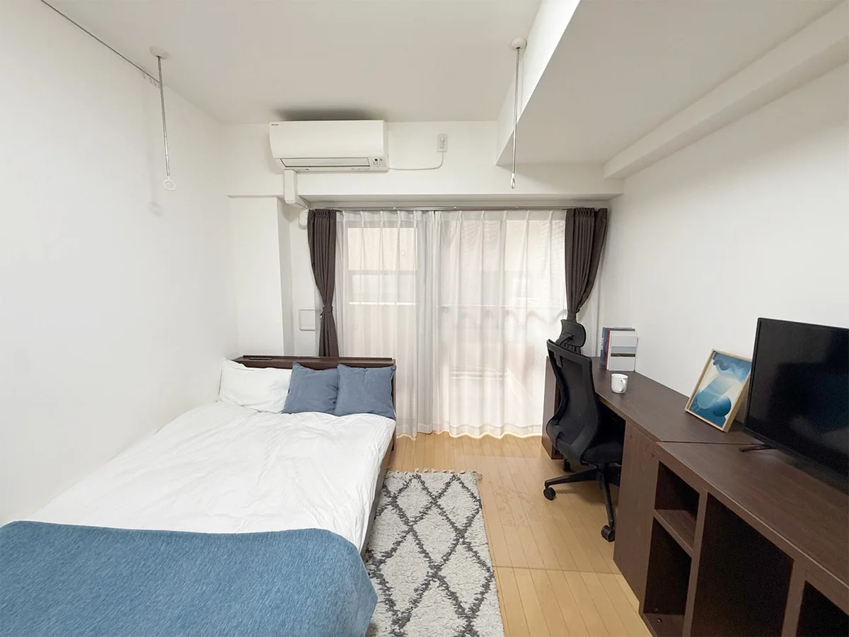 写真はお部屋のイメージです。ラグなどの室内装飾はございません。