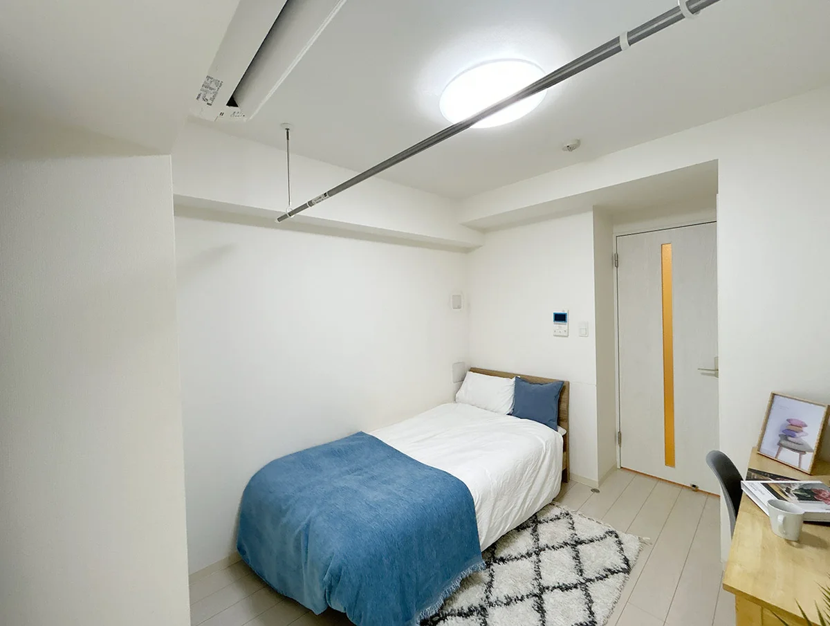 写真はお部屋のイメージです。ラグなどの室内装飾はございません。