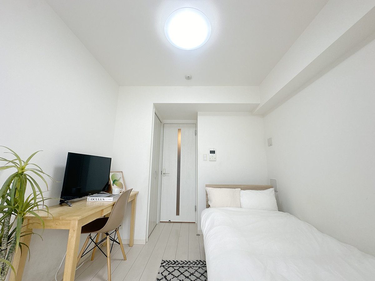 写真はお部屋のイメージです。ラグなどの室内装飾はございません。