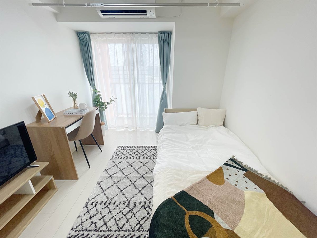 写真はお部屋のイメージです。ラグなどの室内装飾はございません。