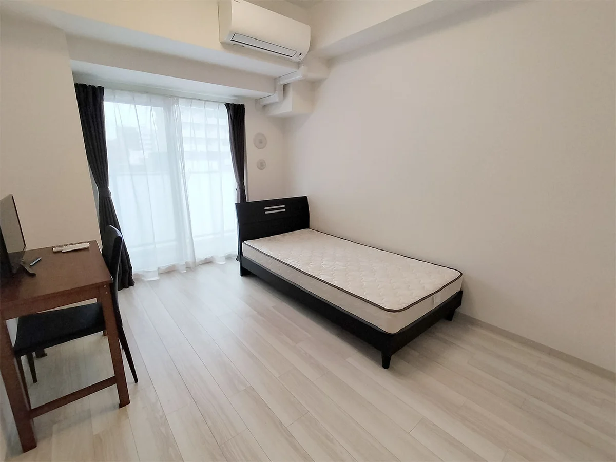 写真はお部屋のイメージです。ラグなどの室内装飾はございません。