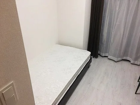 写真はお部屋のイメージです。ラグなどの室内装飾はございません。