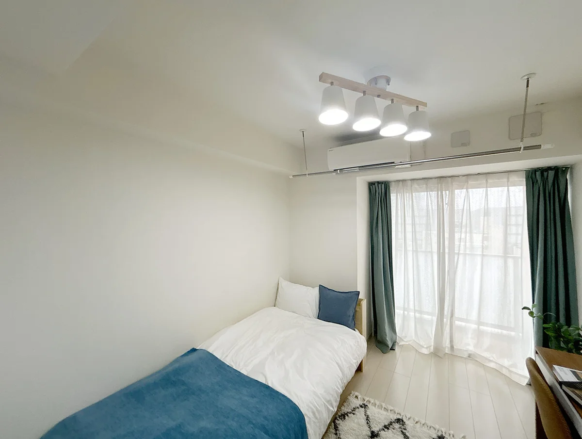 写真はお部屋のイメージです。ラグなどの室内装飾はございません。