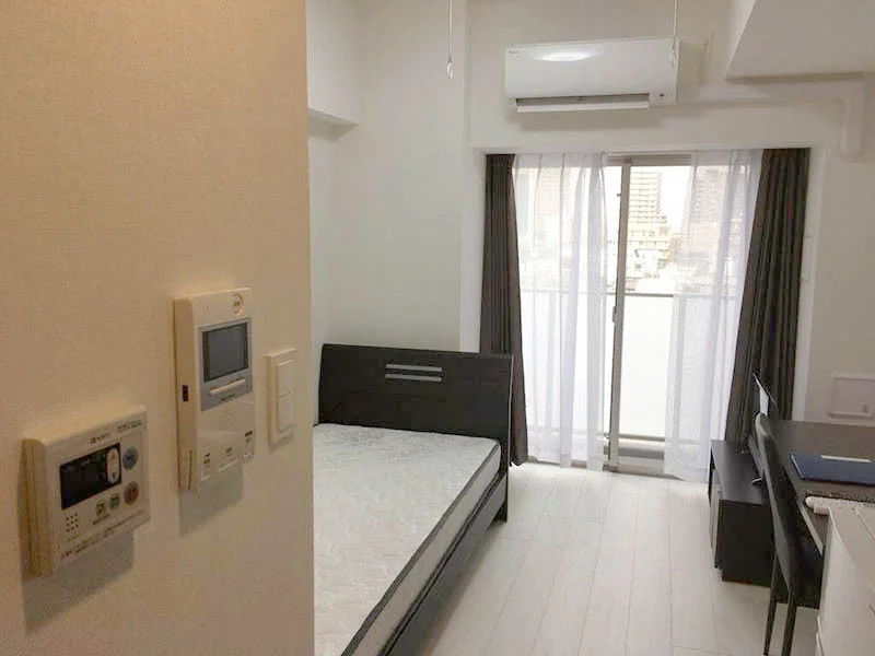 写真はお部屋のイメージです。ラグなどの室内装飾はございません。