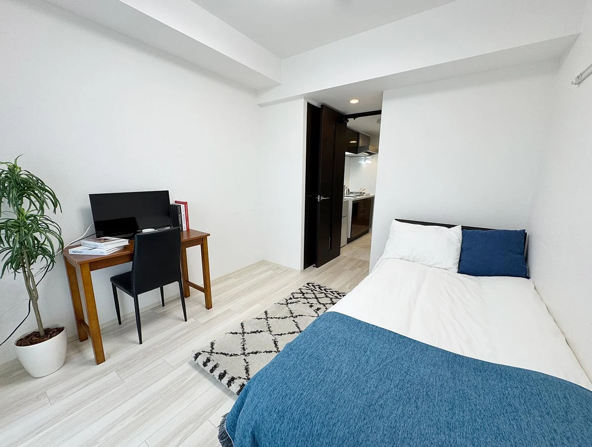 写真はお部屋のイメージです。ラグなどの室内装飾はございません。