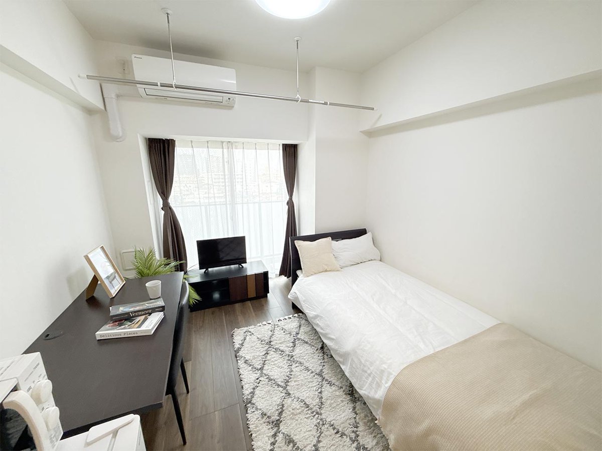 写真はお部屋のイメージです。ラグなどの室内装飾はございません。