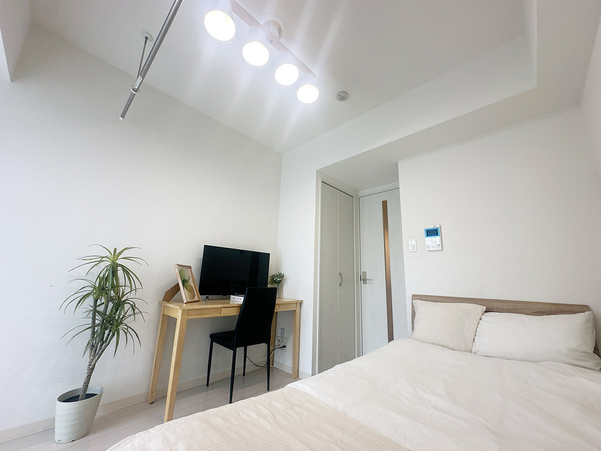 写真はお部屋のイメージです。ラグなどの室内装飾はございません。