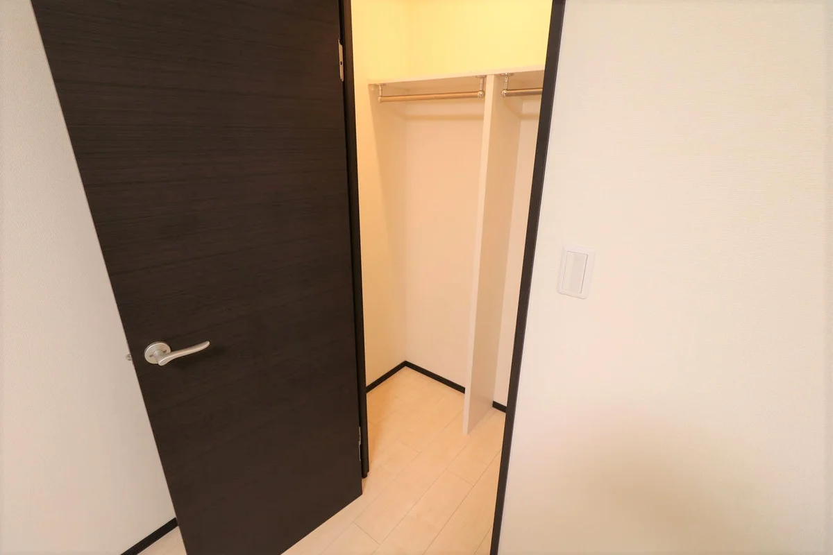 ウォークインクローゼットにより女性の方でも収納が安心！