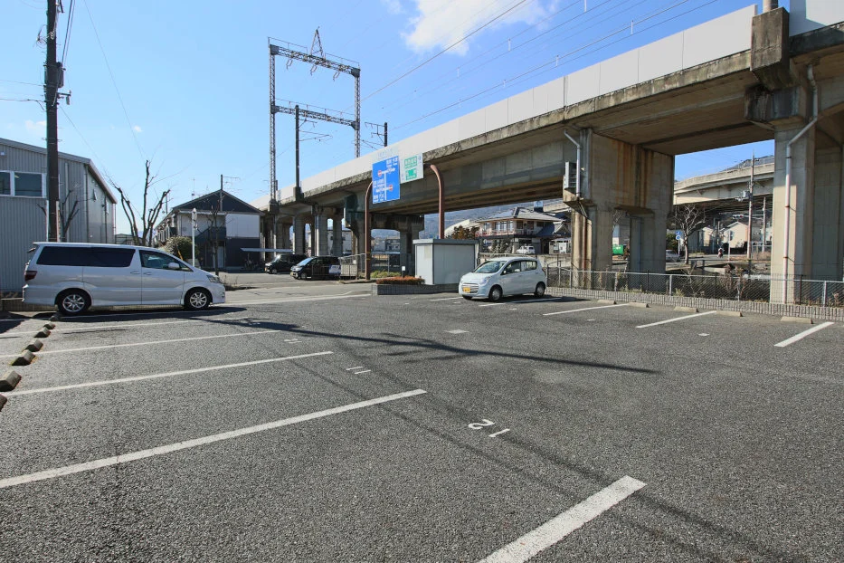 駐車場も完備♪（有料で契約が必要です。）