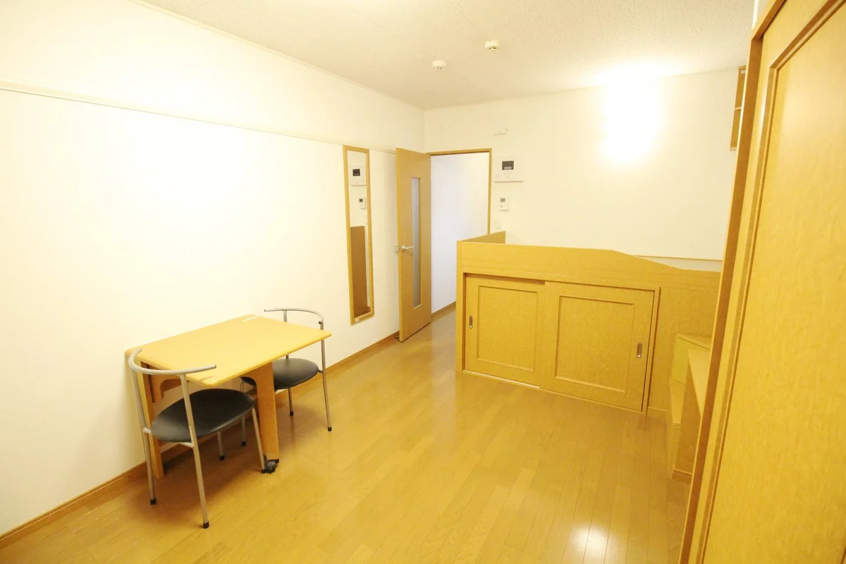 ベッドやテーブルが備え付けで単身者には便利です♪