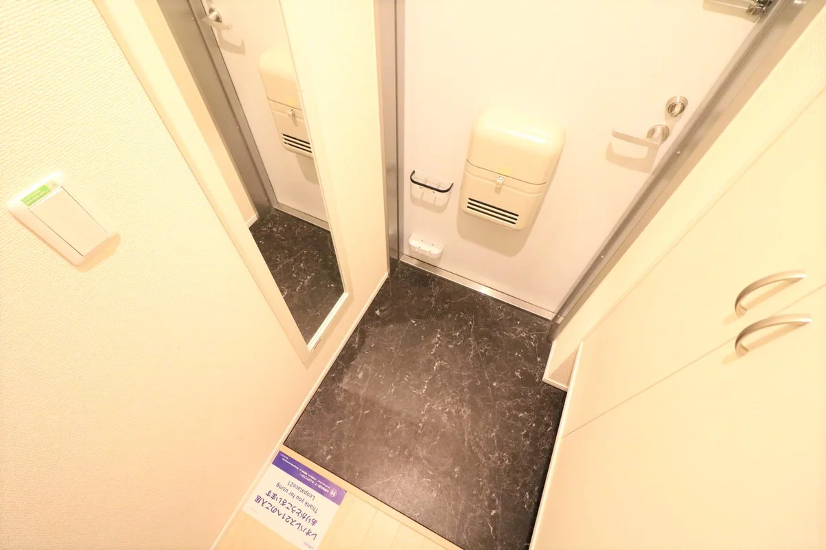 女性には嬉しい大型シューズボックス・外出前に姿見でチェック