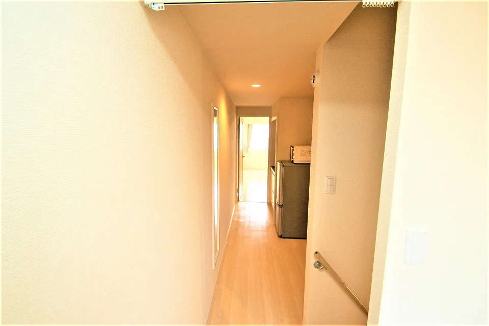 階段を上がって廊下になります！