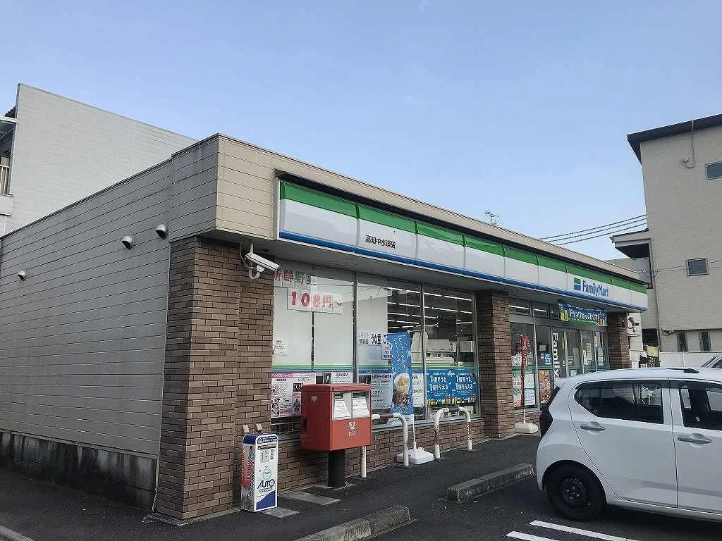 ファミリーマートまで1050メートル（徒歩13分）