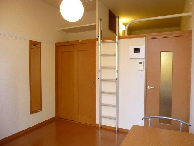 奥に見えるのはクローゼットです♪