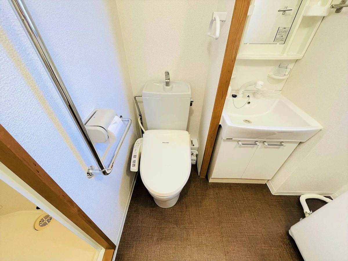 ウォシュレットつきのトイレです。老若男女皆様に安心してご利用いただけますね☆トイレにもトイレ用洗剤とトイレ用ブラシをご用意しておりますので長期ご利用の場合の気になる汚れなどもお掃除して頂けます＾＾