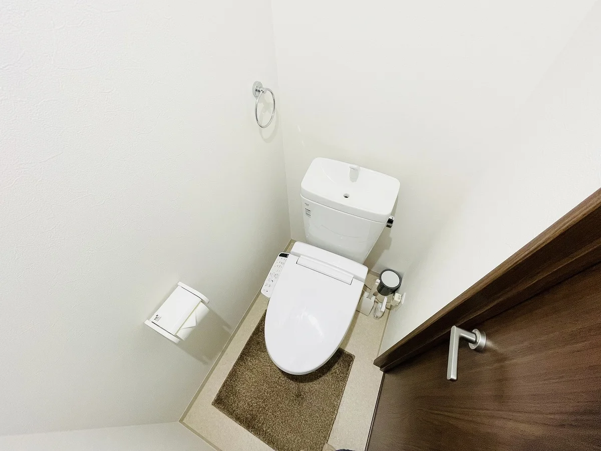 ウォシュレットつきのトイレです。老若男女皆様に安心してご利用いただけますね☆トイレにもトイレ用洗剤とトイレ用ブラシをご用意しておりますので長期ご利用の場合の気になる汚れなどもお掃除して頂けます^^