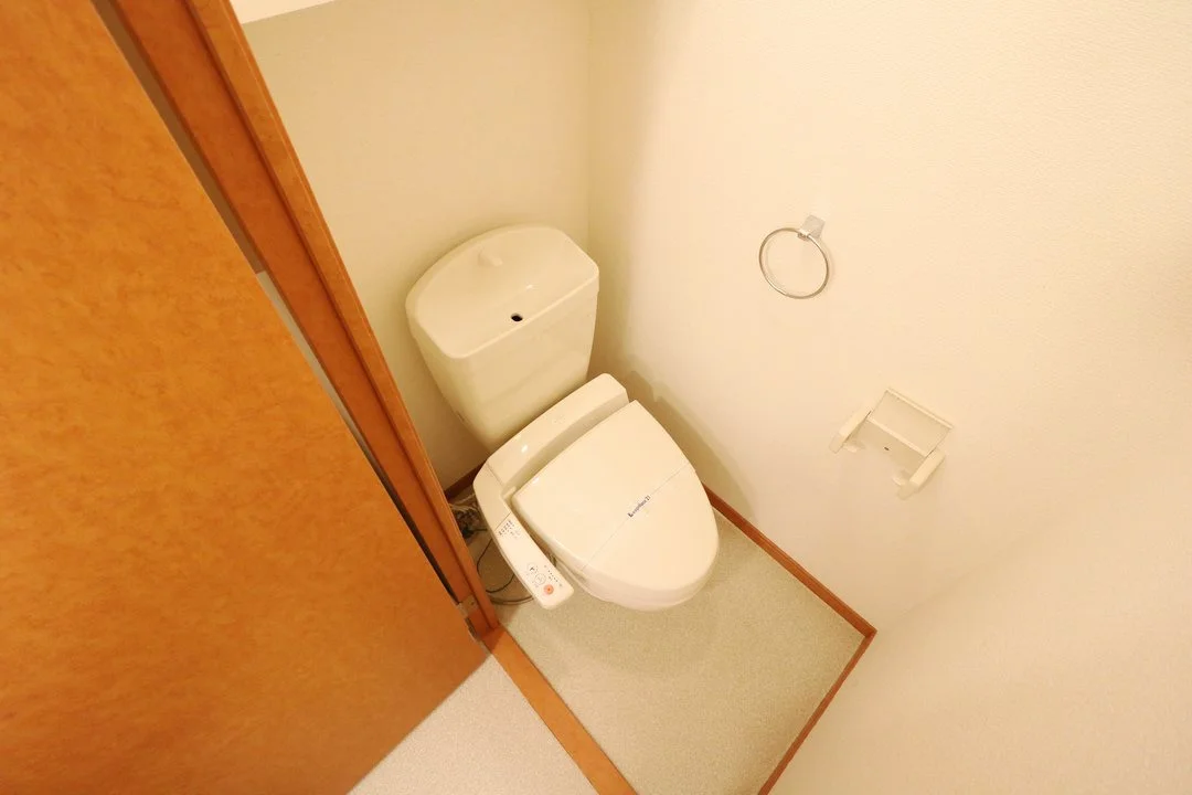 お風呂とトイレは別々、温水便座つき（※画像は代表例です）