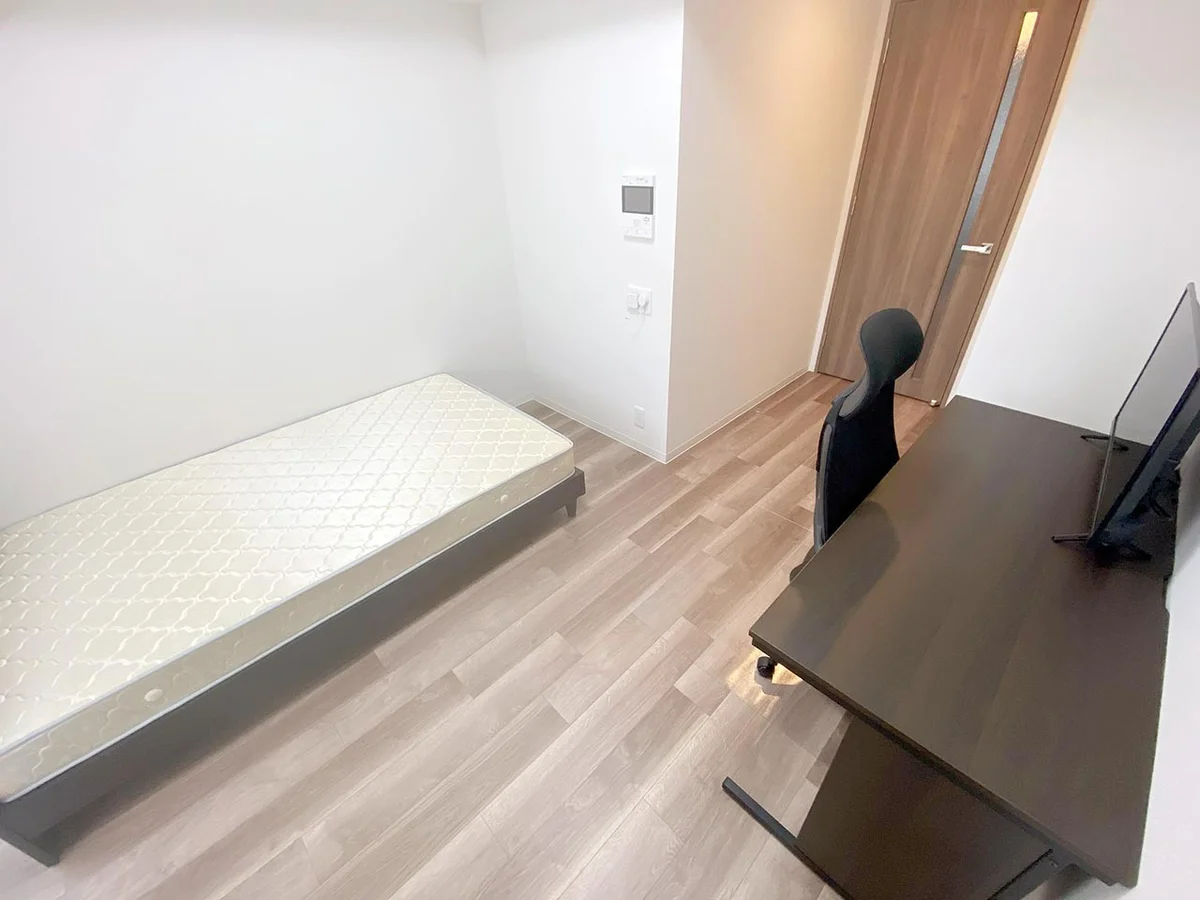 写真はお部屋のイメージです。ラグなどの室内装飾はございません。