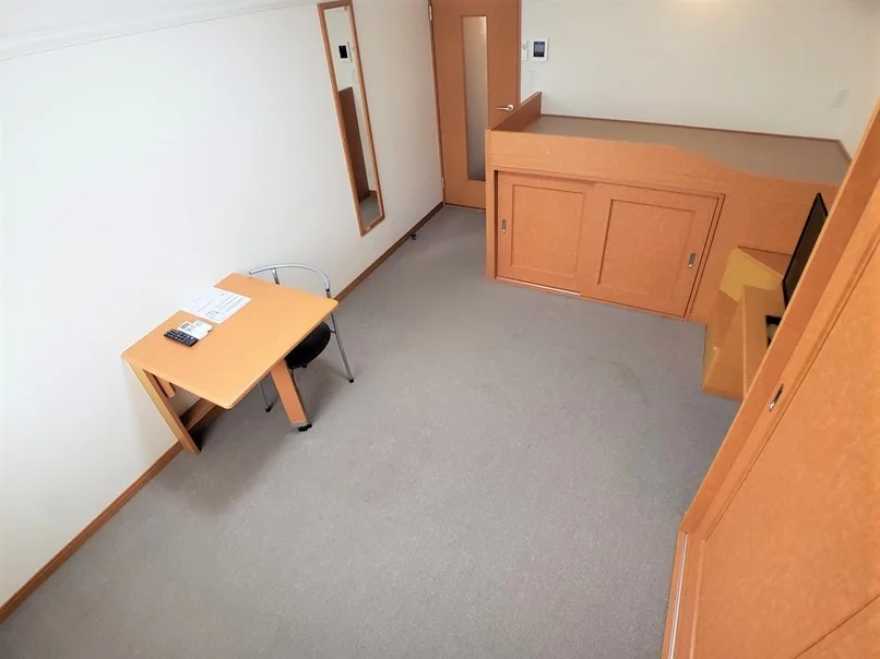 部屋を広々使える　折り畳み式テーブル完備