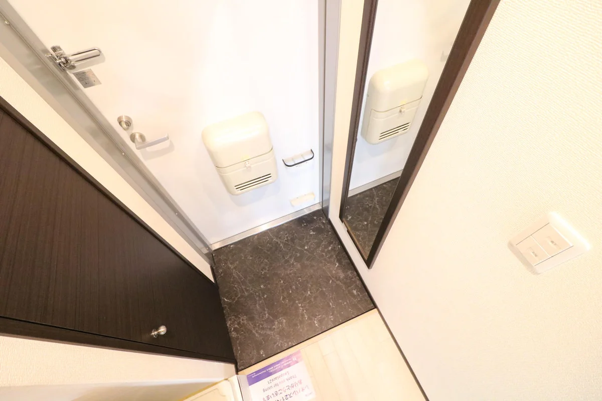 女性には嬉しい大型シューズボックス・外出前に姿見でチェック