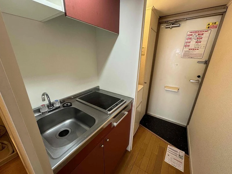 ※同タイプ部屋の写真となります（玄関・キッチン）