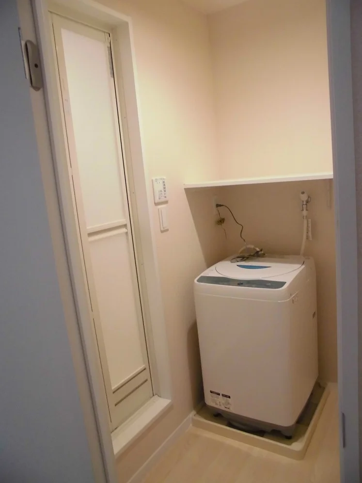 広い脱衣所　収納棚完備