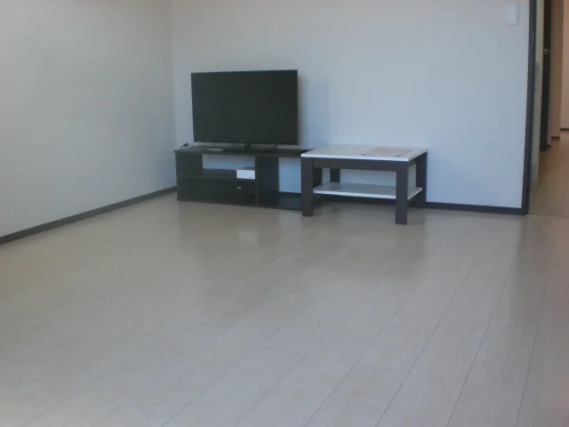 テレビ、机など