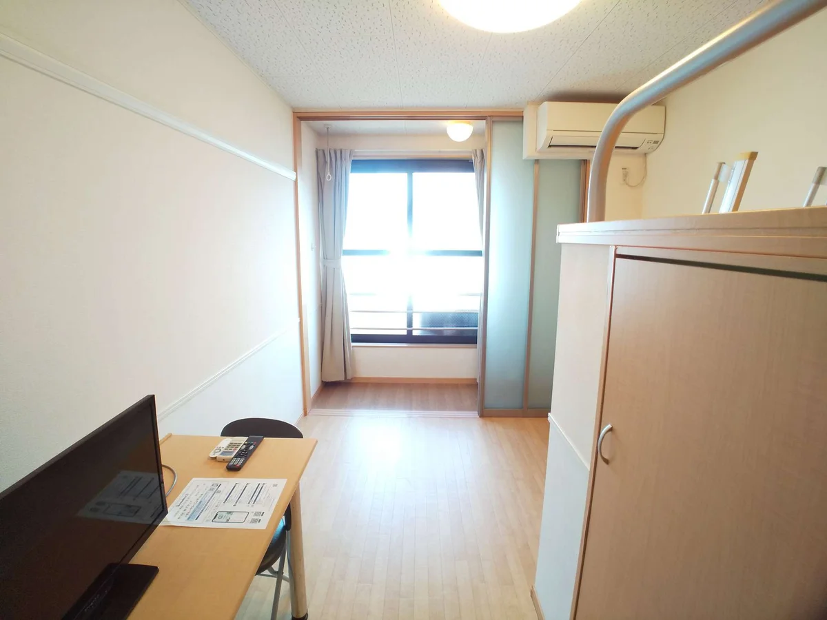 ワイドな窓にて明るいお部屋