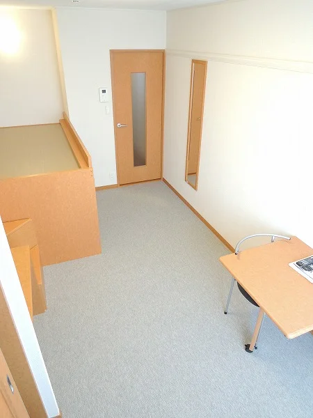 備え付けのテーブルは折りたたみ可能です