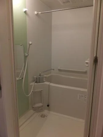 カラーパネル付きの浴室です。水栓もサーモスタット付きです。