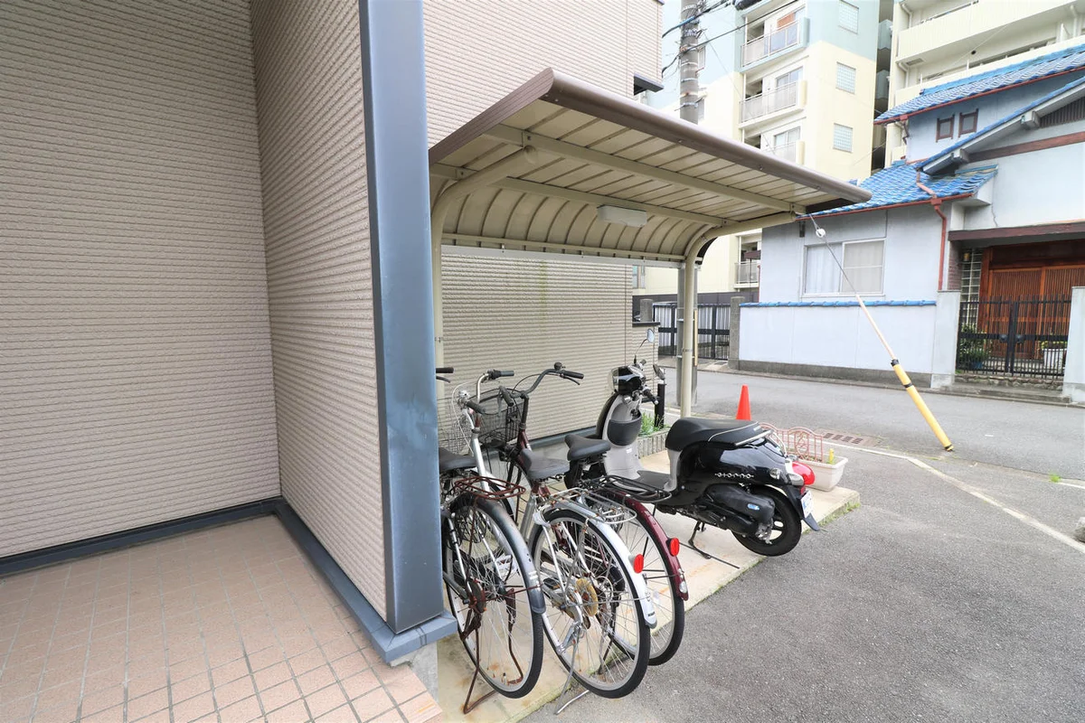屋根付き駐輪場を完備