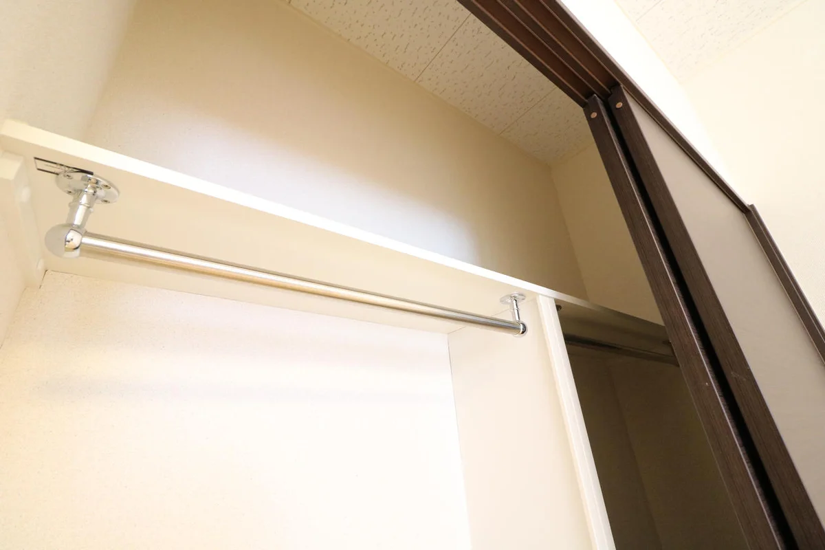 ハンガーパイプ付きでたくさんの洋服を収納できます。