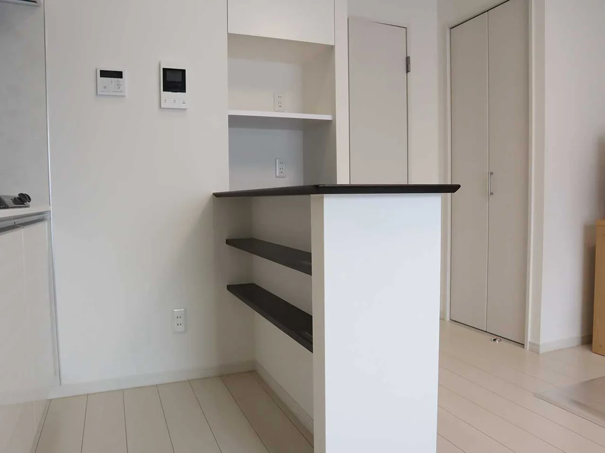 写真はお部屋のイメージです。ラグなどの室内装飾はございません。