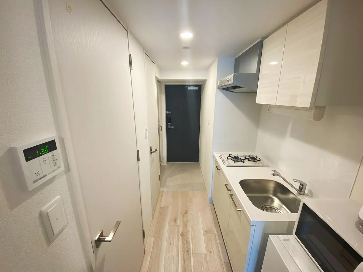 写真はお部屋のイメージです。ラグなどの室内装飾はございません。