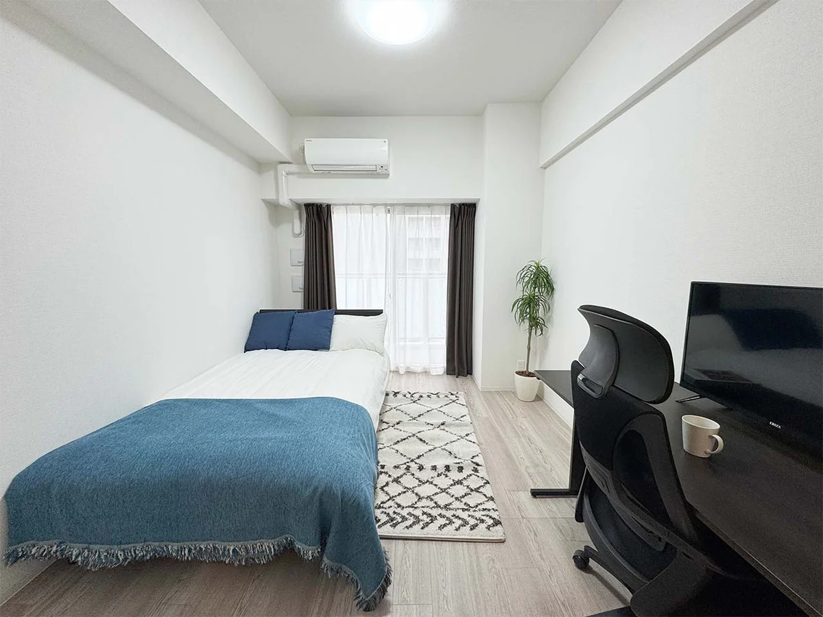 写真はお部屋のイメージです。ラグなどの室内装飾はございません。