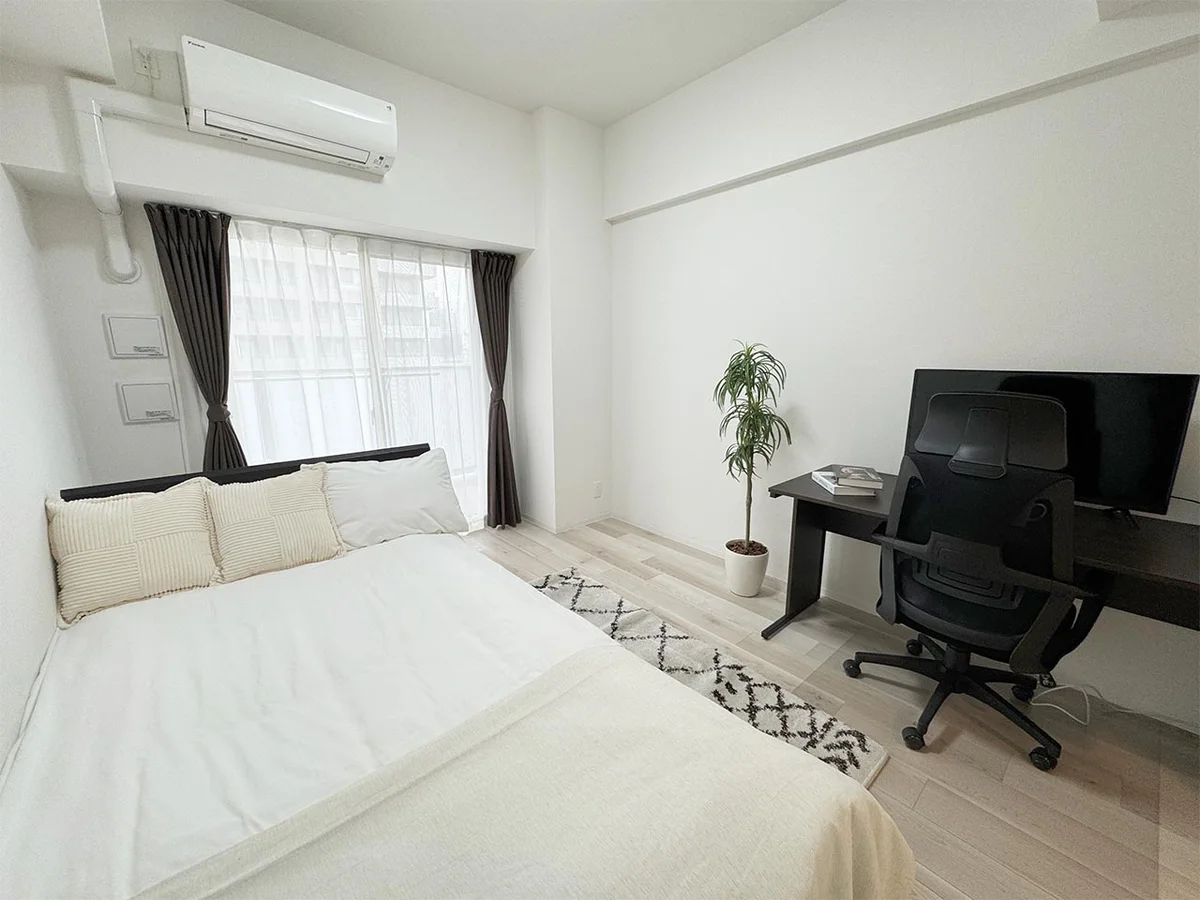 写真はお部屋のイメージです。ラグなどの室内装飾はございません。