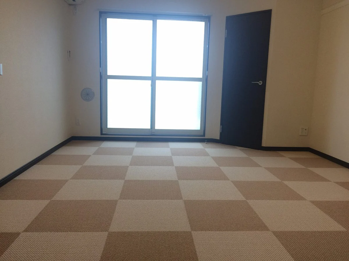 絨毯の色はお部屋によって異なります