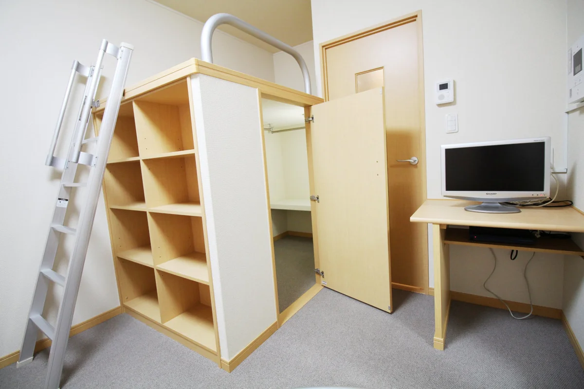 ベッド下は本棚だけでなく、ウォークインクローゼットも！