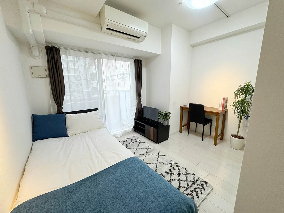 写真はお部屋のイメージです。ラグなどの室内装飾はございません。