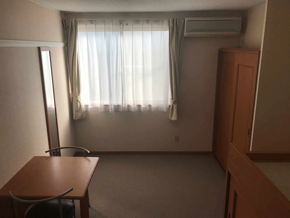 奥にクローゼットがあります