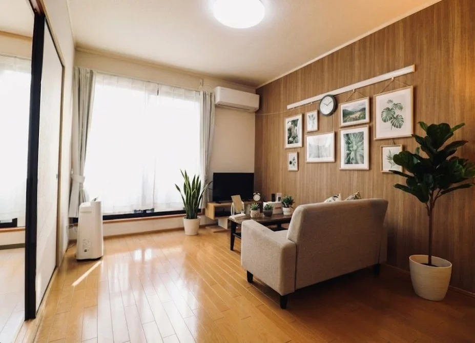 ソファ付きでデザインクロスを採用し　ウッディーなテイストを取り入れたお部屋※緑や額などは撮影用にて取り置きしております。