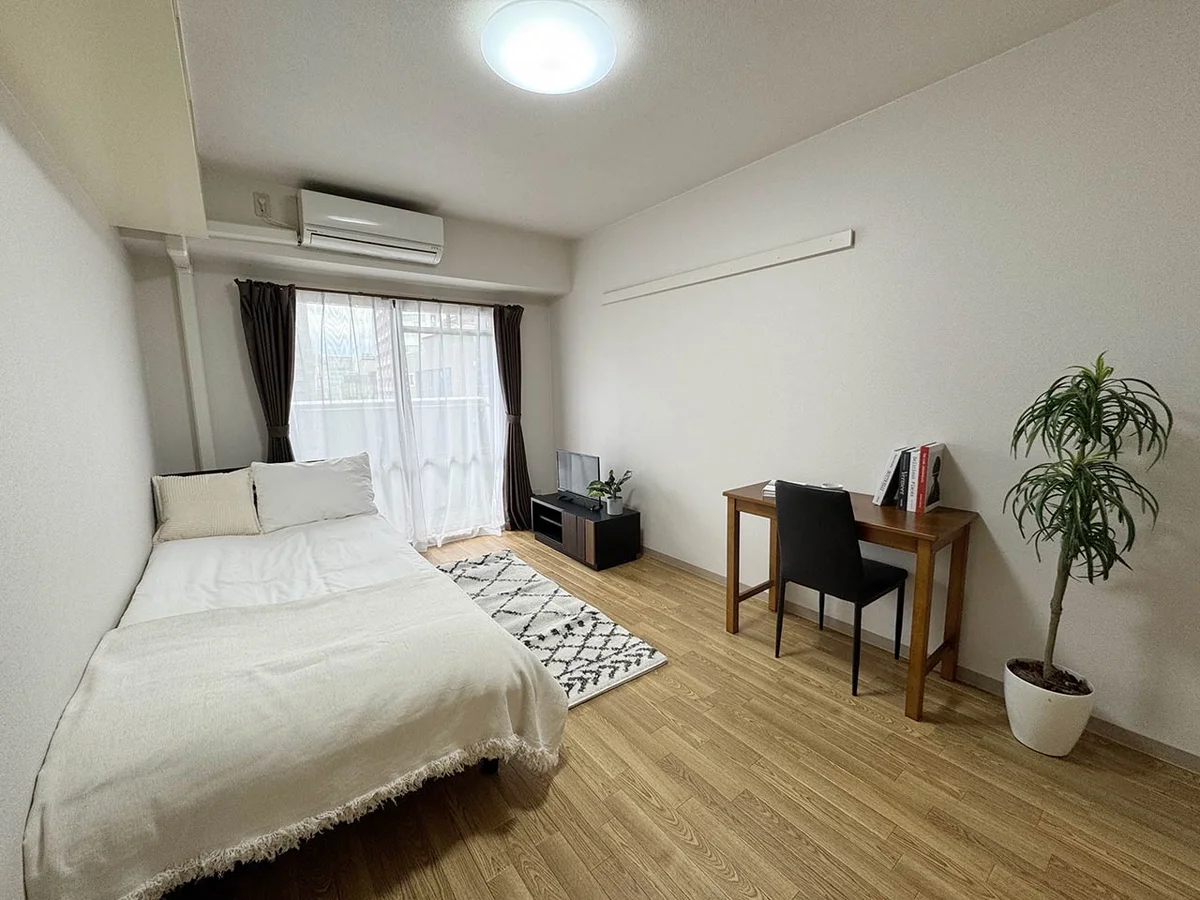 写真はお部屋のイメージです。ラグなどの室内装飾はございません。