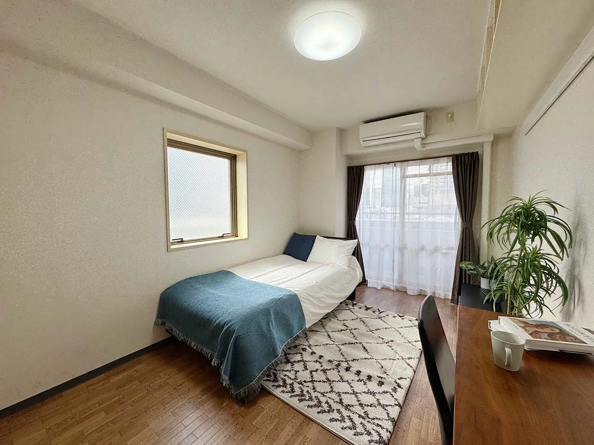 写真はお部屋のイメージです。ラグなどの室内装飾はございません。