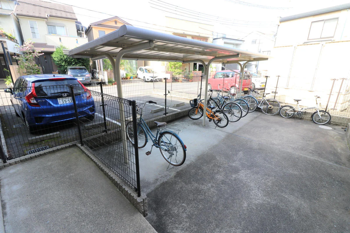 駐輪場（無料）、駐車場（有料）にてご提供しております。