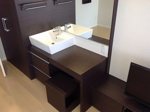 女性に嬉しい化粧台付き。